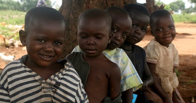 busia, picture 4: snowballing. click on the image to go to the next picture