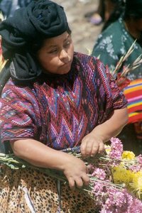 guatemala, picture 17: woman selling flowers, chichi. click on the image to go to the next picture