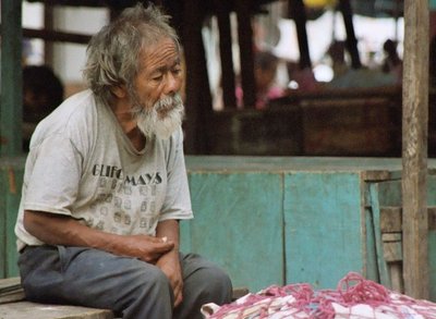 guatemala, picture 2: old man, panajachel. click on the image to go to the next picture