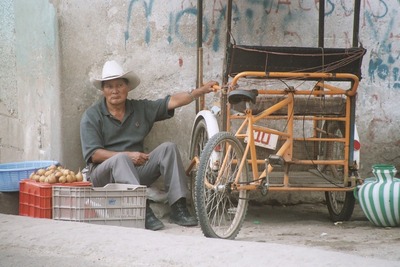 guatemala, picture 21: onion seller, panajachel. click on the image to go to the next picture