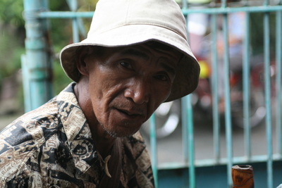 manila, picture 13: i'll stare at you for twenty pisos. click on the image to go to the next picture