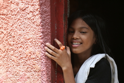 manila, picture 4: clutching. click on the image to go to the next picture