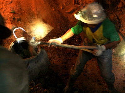 potosi, picture 9: shovelling. click on the image to go to the next picture