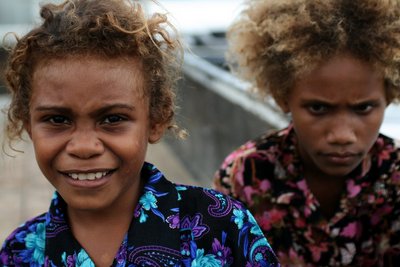 september, picture 17: girls, central market. click on the image to go to the next picture