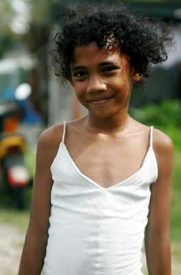tuvalu, picture 10: girl. click on the image to go to the next picture