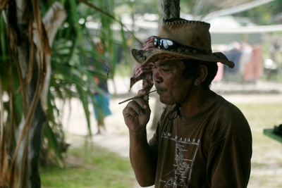 tuvalu, picture 11: banana leaf cigarette. click on the image to go to the next picture