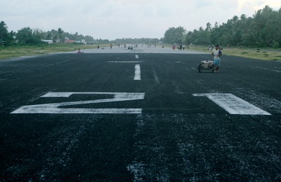 tuvalu, picture 15: feeding the pigs. click on the image to go to the next picture