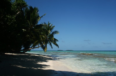 tuvalu, picture 24: beach. click on the image to go to the next picture