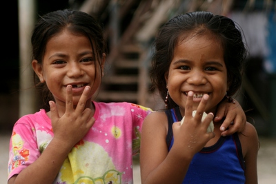 tuvalu, picture 9: girls. click on the image to go to the next picture