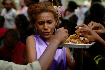wedding, picture 10: the cake thieves come in the afternoon. click on the image to go to the next picture